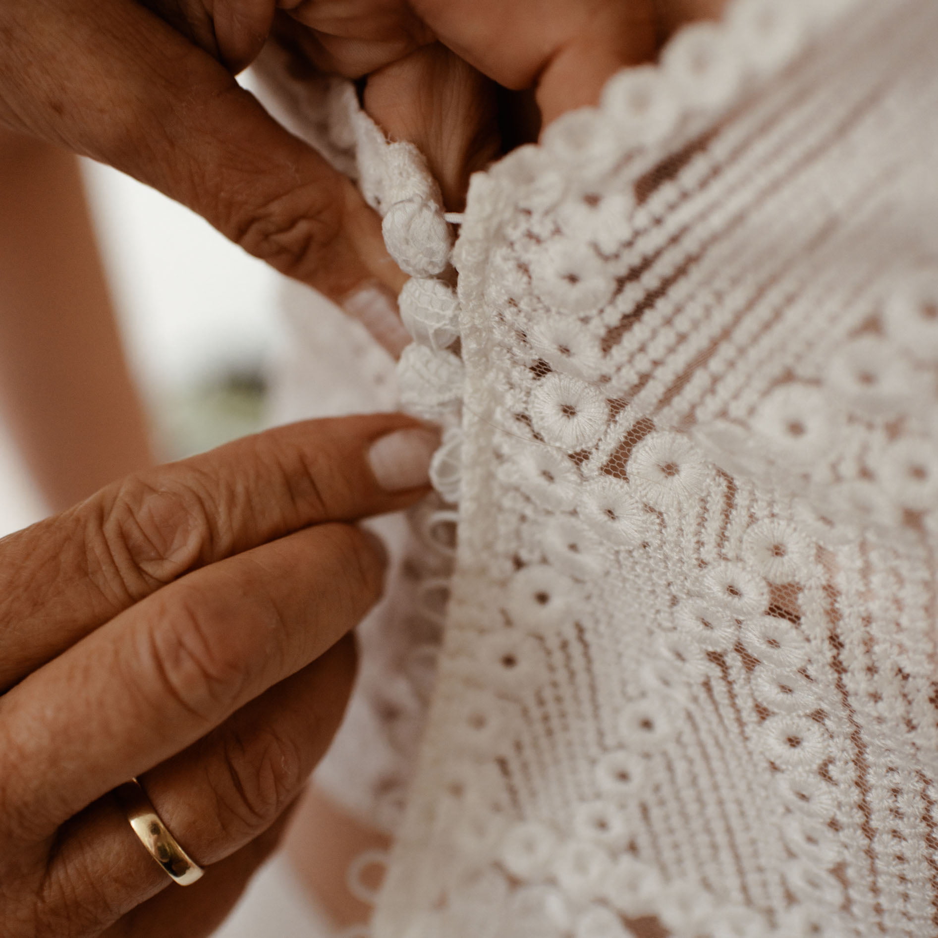 Aantrekken trouwjurk weddingfotografie