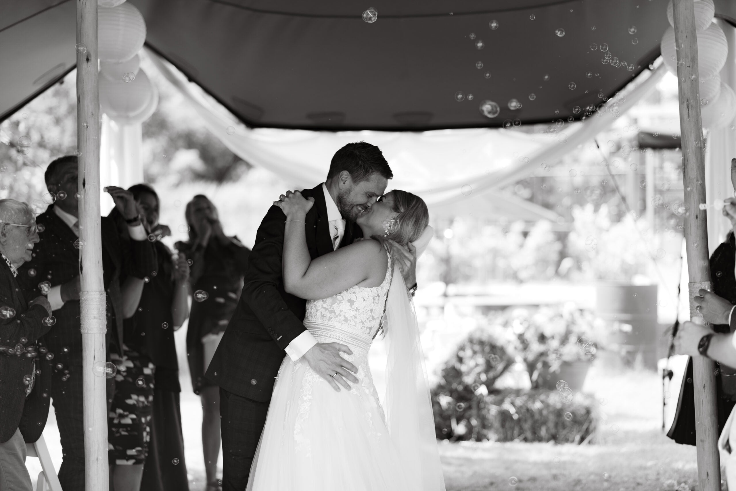 eerste kut bij de ceremonie trouwerij bruiloft